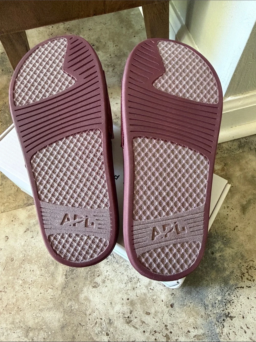 APL Women’s techloom burgundy velvet slide size 7